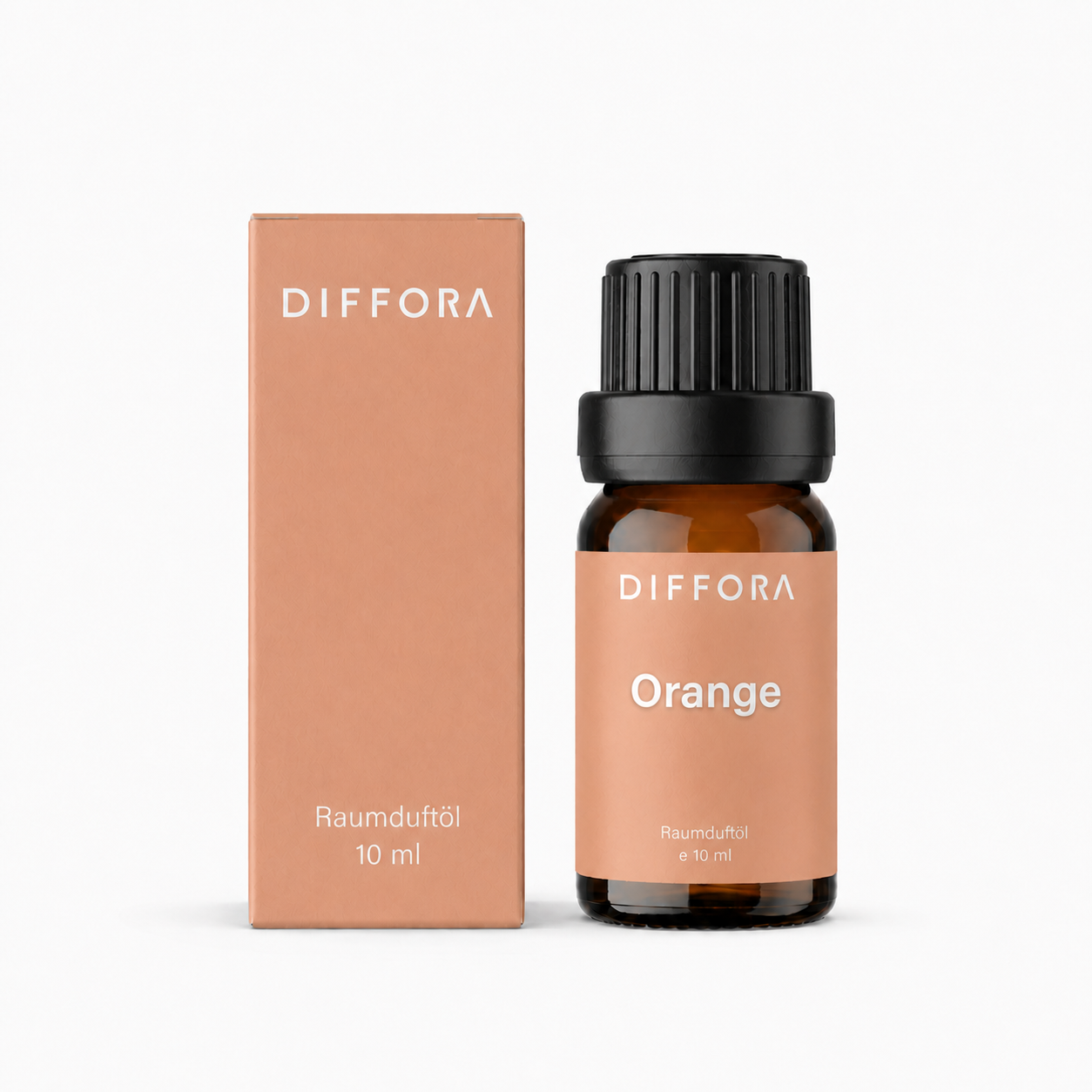 Ätherisches Raumduftöl "Sun-Kissed" mit süßem Orangenaroma von ꓓꓲꓝꓝꓳꓣꓥ™, Flasche mit Orangenöl auf weißem Hintergrund