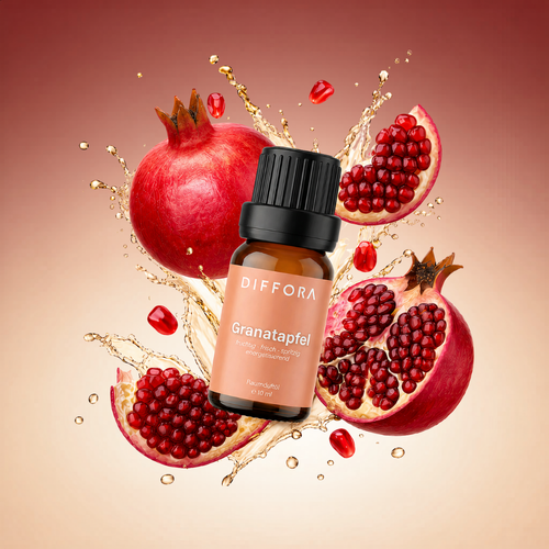 Raumduftöl mit Granatapfelduft von ꓓꓲꓝꓝꓳꓣꓥ™, zeigt Flasche mit rotem Granatapfel und Duftstäbchen für angenehmen Raumduft